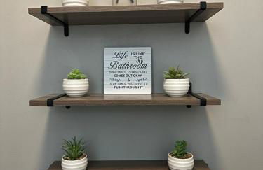 Cozy Stay with Games, 15 min to NYC, Private Backyard - Sleeps 6 - NEAR METLIFE STADIUM - Foto 18