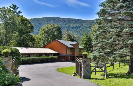 Stream-Side Atrium Home with Side Rooms & Pool Table - Foto 8