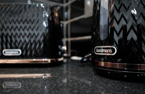 Dixon House, Sleeps 6, Free Parking, Long or Short Stays - by NMB Property - Photo 18