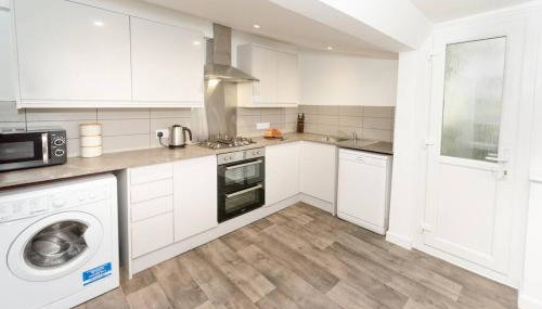 Large House in Looe, Near Beach and Bars with Great Views, Free Parking and Free Access to a Nearby Indoor Swimming Pool - Foto 4