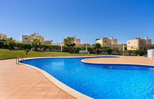 Apartamento no Condomínio Baia Village com Piscina - Foto 19