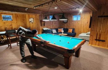 Lux estate! Hot tub, 8 acres, firepit, game room, private pond, EV, lots of privacy, 10 mins to town - Foto 31