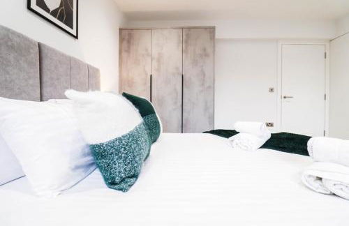 The Kingsmead Loft - Stylish 1BR Top Floor Apt with King or Twin Beds & Free Secure Underground Parking, Central High Wycombe HP13, Sleeps 3 - Foto 16