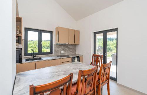 Green & Blue Five Bedroom Villa with Private Pool and Complete Privacy - Photo 26