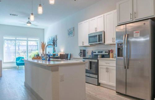 Beautiful RiverWalk Apt with Full Amenities, King Bed & Free Parking - Foto 50