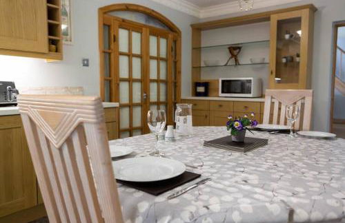 Spacious bungalow with estuary views near Llansteffan - Photo 7