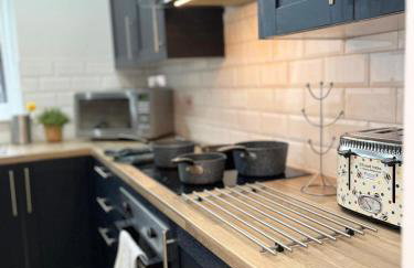 Ideal 4-bed home sleeps 7 - Nr Trafford Ctr & M60 - Foto 45