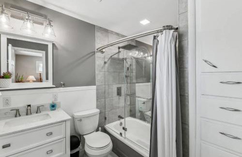 Cozy 3BR Home with BBQ Patio & Gym Near Downtown - Foto 24