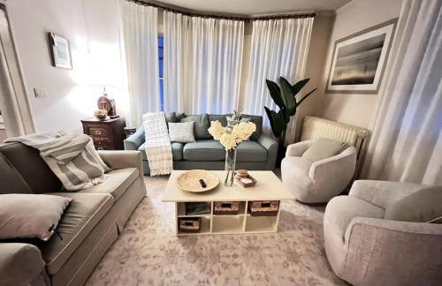 Big New England Family Home; walk to beach, shops - Foto 10