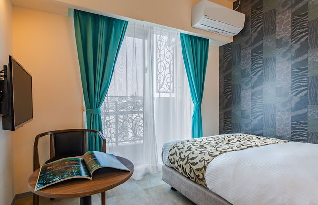 Mr.KINJO Miki24 in front of Makishi Station - Foto 13