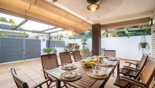 "Charm & Cozy 4BR - 3BA with Pool & Barbecue" - Photo 3