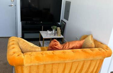 Sunny Modern Loft Montrose Beach Rooftop WFH Gym - Photo 10