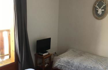 Petit Chalet 5 pers piscine sauna 2 chambres - Photo 11