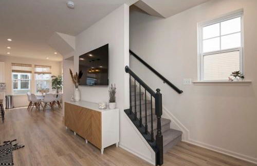 New Intown Waterfront Townhome wPool & Location - Foto 7