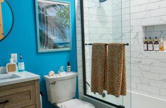 Luxe Modern Cabin with Pond, Fire Pit, Hiking, near Bethel Woods - Foto 27