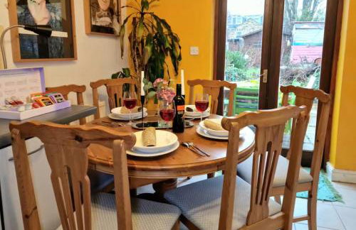 Lovely artist's home ecently refurbished - Photo 12