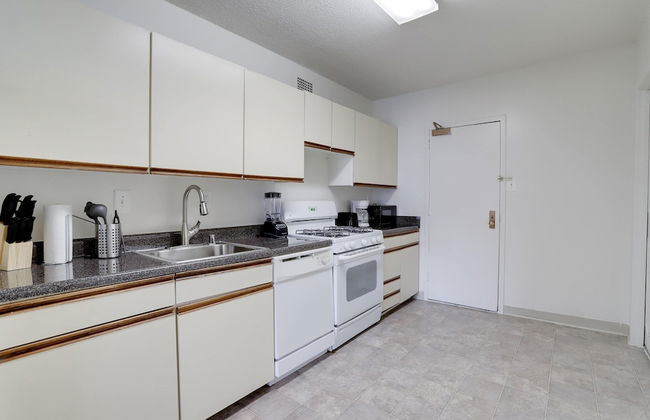 Stylish Comfort Condo in Crystal City - Photo 14