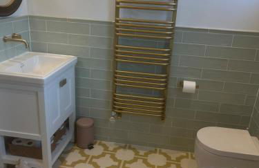 Spacious 4 Bed House Ideal for Races - Photo 29