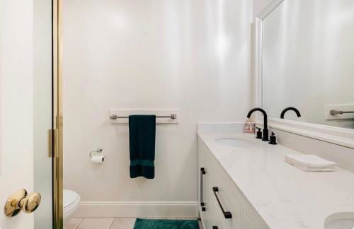 Spacious and Exclusive Oasis 6BR 3BA - Photo 26