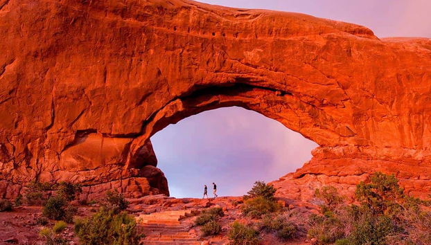 Deux touristes sous l'une des arches du parc