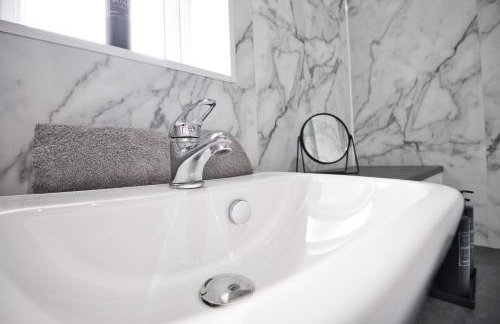 Westhoughton 3 Bedroom House - Free Parking - Photo 23