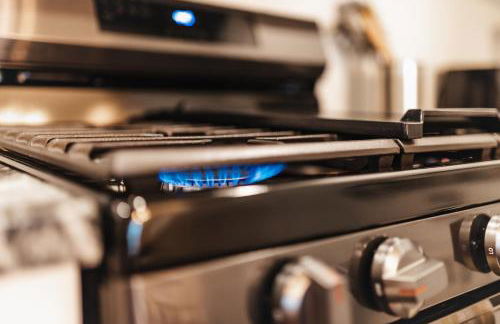 Longhorn Home with King Bed & Rain Showers Walk to DT Activities, Lake & Eateries - Foto 17