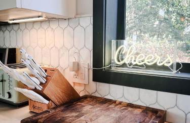 Haven at Cedar Haus Luxury 1BR Escape w Hot Tub EV Charger Gourmet Kitchen Fully Fenced Yard Dogs OK - Foto 16