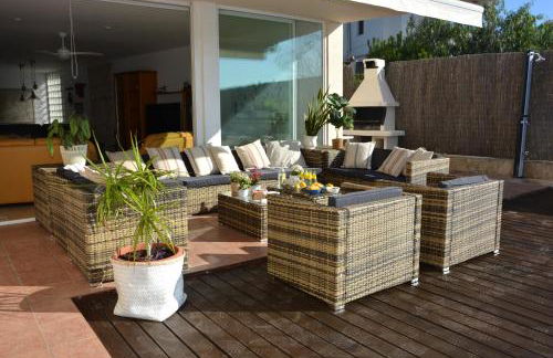 Villa Med A 2 kilometros andando de la playa, del puerto de Aguadoç y a 4 del centro de Sitges Muy Soleada todo el dia Capacidad superior a 16 personas NO REQUIERE COCHE - Foto 2