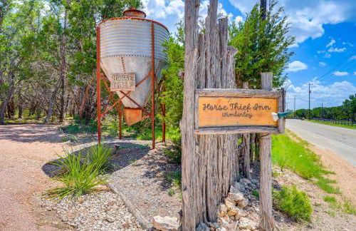 Horse Thief Inn Cabin Retreat with Deck and Hot Tub! - Foto 35