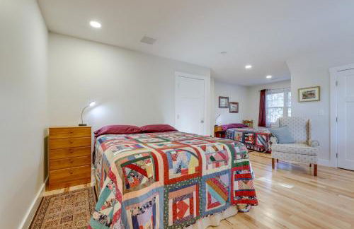 Sun-Dappled Retreat - Walk to Wickaboag Lake! - Foto 25