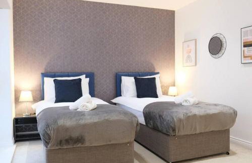 Prime Location - 4 Bedroom 3 Bathroom House - Sleeps up to 8 - Free Parking, Fast Wifi, Balcony, Smart TV and Private Garden by Yoko Property - Foto 6