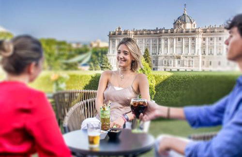 Apartosuites Jardines de Sabatini - Photo 52