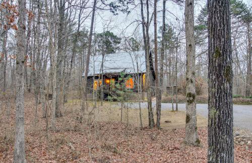 Hot Tub and Fire Pit Wooded Cabin Near DeSoto Park! - Foto 26