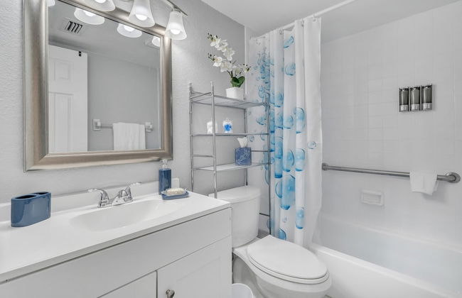 Serenity Retreat: Charming Home Near Attractions! 3 Bedroom Home by RedAwning - Foto 20