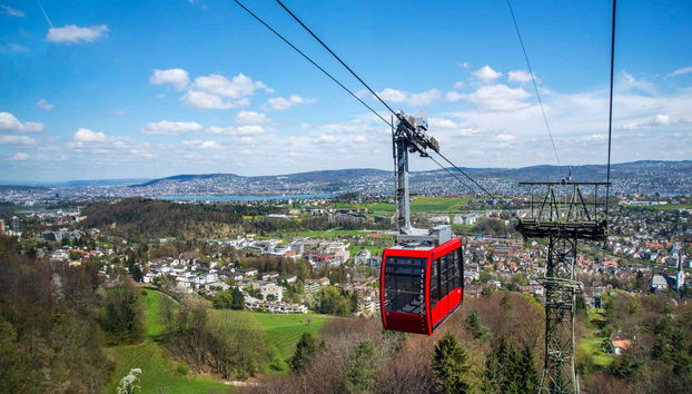 Subiremos a bordo do teleférico de Felsenegg