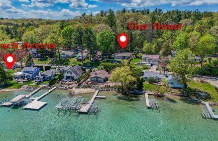 Beautiful Torch Lake House with Beach Access home - Foto 5