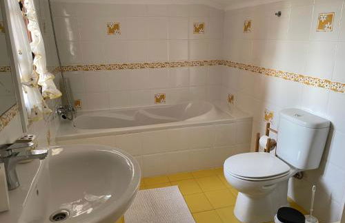 First-Line Oceanfront House in Moledo - Foto 17