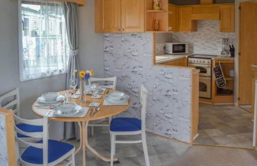 Norfolk Poppy Caravan - Sleeps 4 - WiFi and Sky TV Included - Foto 8