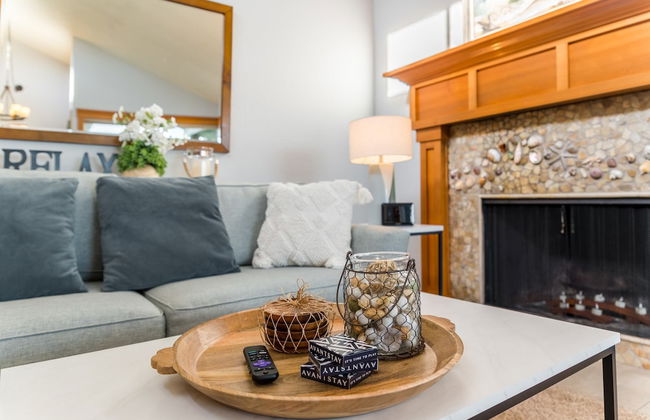 Coastal Chic Beach Condo by Avantstay Balcony - Photo 14