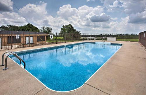 Pet-Friendly Efficiency Cottage with Pool! - Foto 24