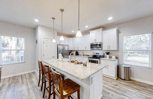 Newly-built 2-story home near the ocean with patio, washer/dryer, streaming - Photo 8