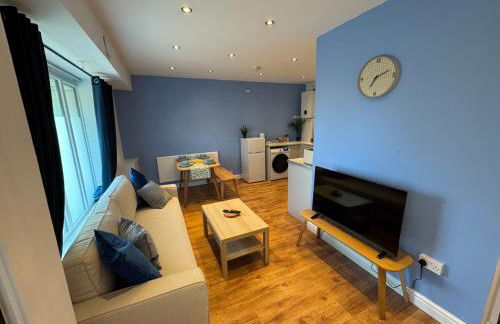 Stretford Apartment - Sleeps 6 - WiFi - Parking - Near Stadium - Foto 1