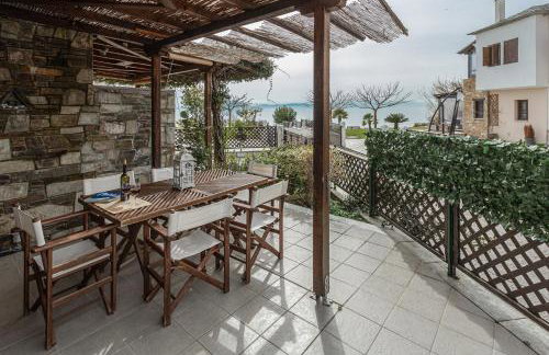 ILOI’s Villa in peaceful Village w. Private Beach - Photo 1