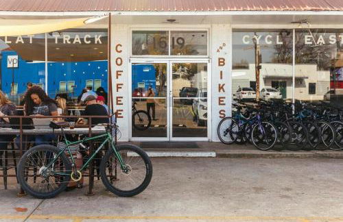 East Austin Bungalow w BBQ Firepit Fun Yard - Foto 24