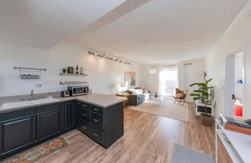 Two Condos on Music Row that Sleeps 14 with POOL and Parking - Foto 24