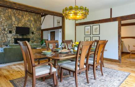 Historic Barn Retreat w Pool Pond Views Longview Pond Lodge by AvantStay - Foto 4