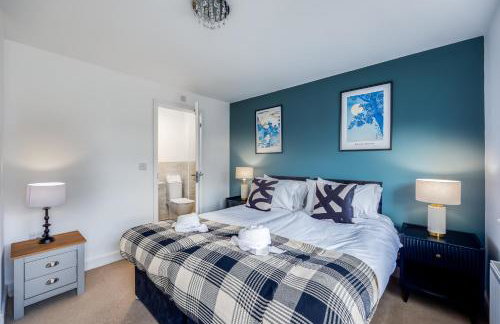 Stunning Detached House with Driveway Parking, Office Room, Self-Check-In, Fast WiFi and Smart TV with Sky and Netflix by Yoko Property - Photo 11