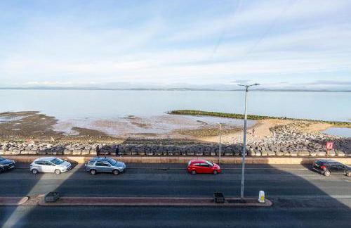 Beachfront Apartment 3 Bedrooms Sleeps 7 - Gateway to the Lake District - Newly Refurbished - Foto 14