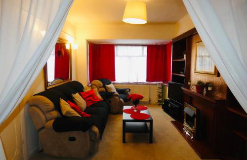 SPACIOUS 3 BED HOUSE WITH PARKING & GOOD TRANSPORT - Photo 2
