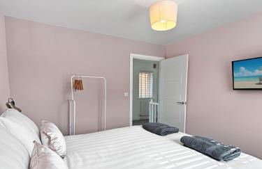 Amaya Seven - Luxury 3 bedroom detached house with garden & driveway - Sleeps 7 - Bottesford, Leicestershire - Foto 13